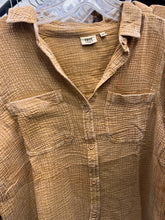 Load image into Gallery viewer, WASHED BUTTON UP SHIRT
